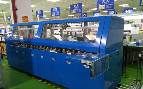 1.5米長的數(shù)據(jù)線生產(chǎn)流程 自動剝皮刷扭編織包銅箔脫鋁箔機(jī) 1.5米長的數(shù)據(jù)線生產(chǎn)流程 自動剝皮刷扭編織包銅箔脫鋁箔機(jī)